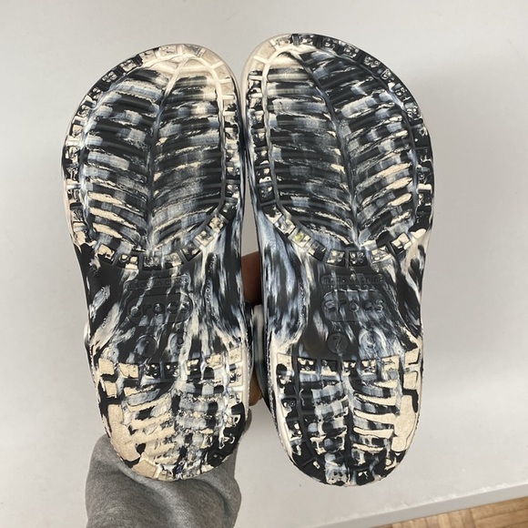 Crocs Classic Marbled Clog With Hello Kitty Jibbitz - Picture 7 of 8